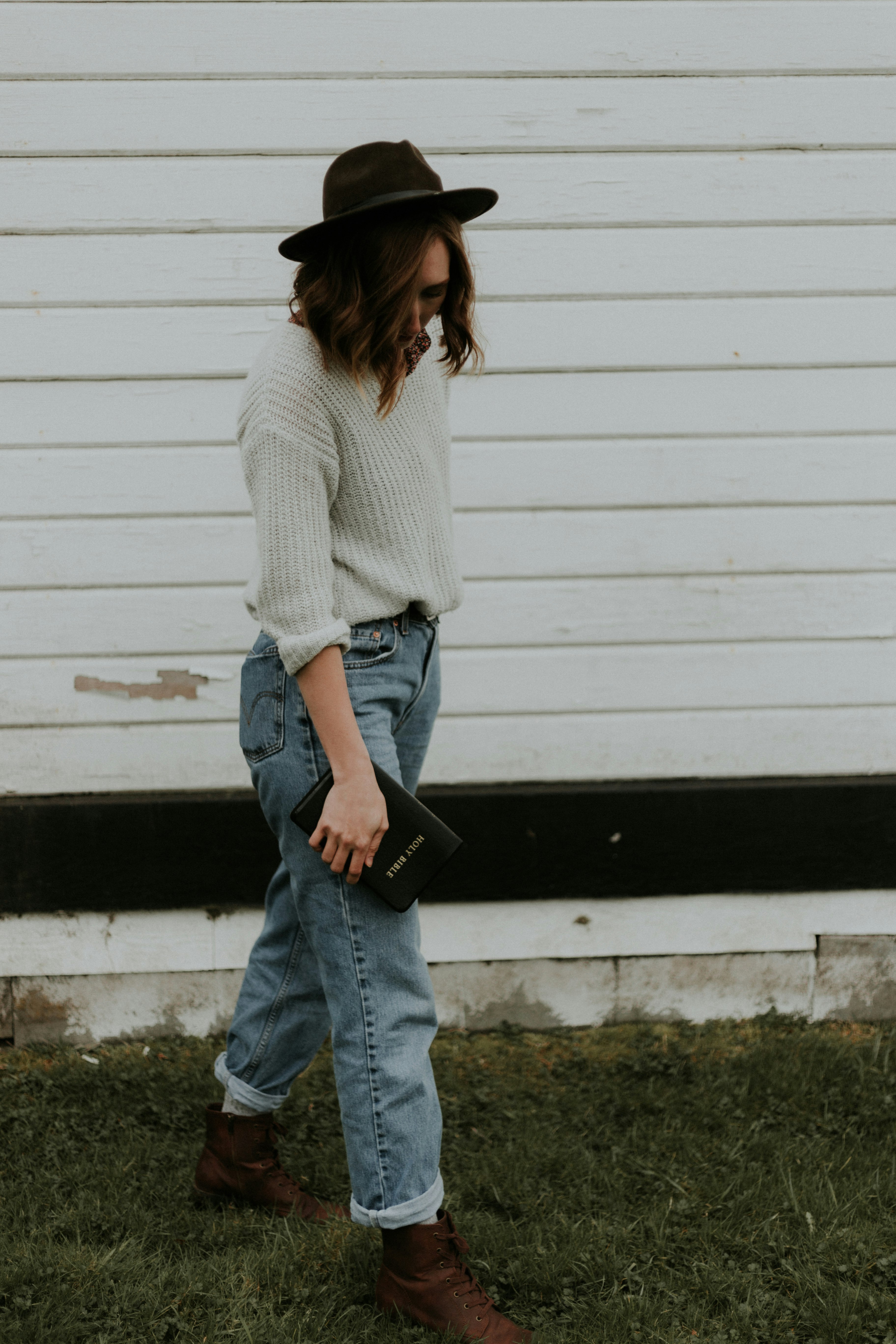 gray long-sleeved shirt and blue denim jeans